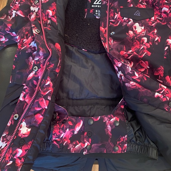 Ski / Snowboard Jacket  and bib pants. Ripzone small. Fit average 8-10 yr old. - Picture 3 of 6